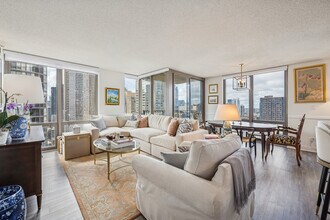 2 E Erie St in Chicago, IL - Building Photo - Building Photo
