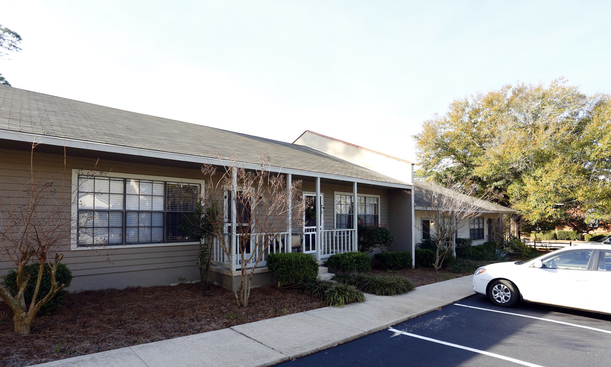 St.James Place apartments in Fairhope, AL - Building Photo