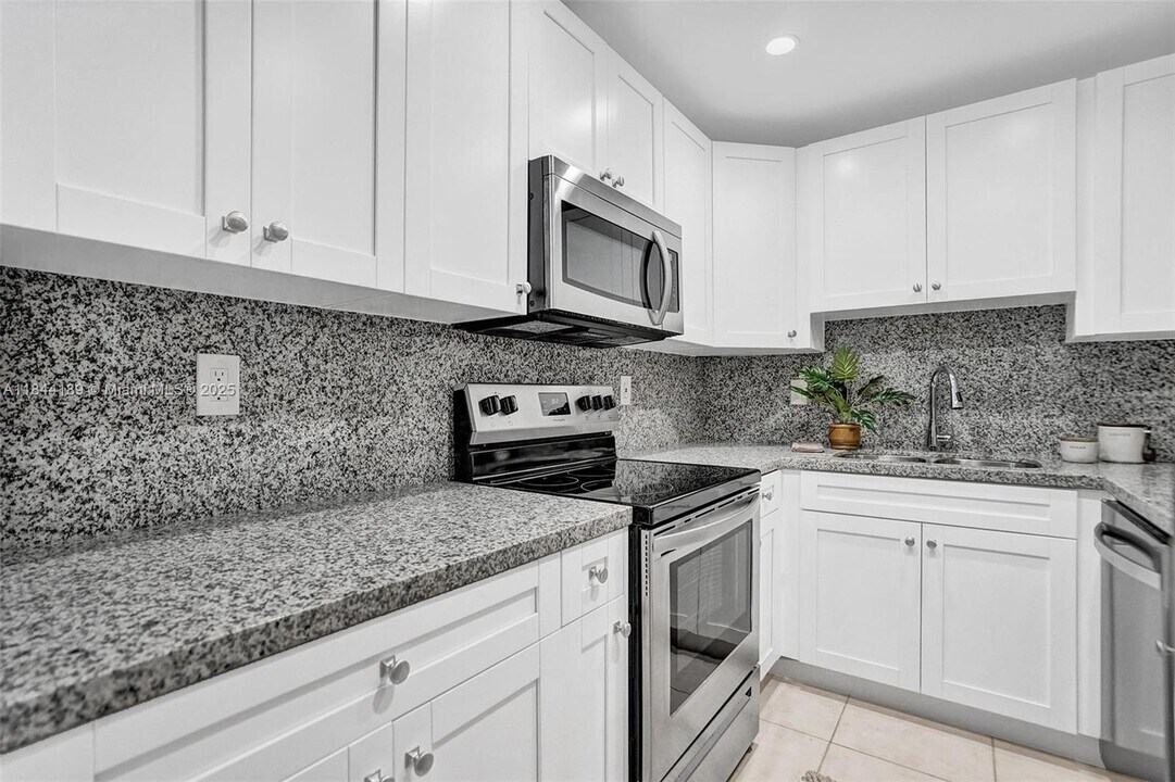 9301 SW 92nd Ave in Miami, FL - Building Photo