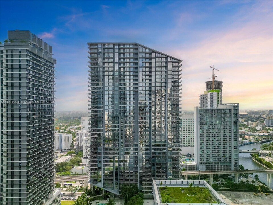 88 SW 7th St, Unit 3707 in Miami, FL - Building Photo