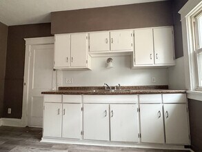 11913 Cromwell Ave, Unit Upstairs in Cleveland, OH - Foto de edificio - Building Photo