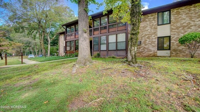 138 Amberly Dr in Englishtown, NJ - Foto de edificio - Building Photo