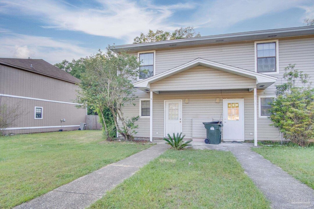 8111 Stonebrook Dr in Pensacola, FL - Building Photo