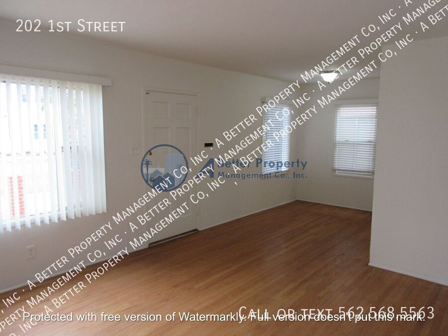 202 1st St in Seal Beach, CA - Building Photo