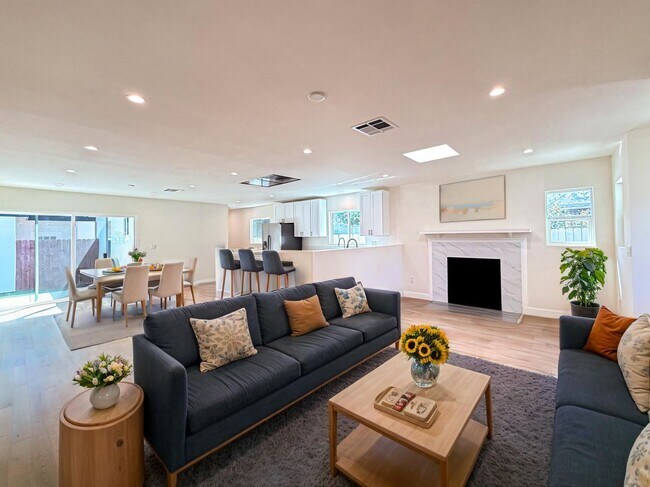 12542 Emelita St in Los Angeles, CA - Building Photo - Building Photo