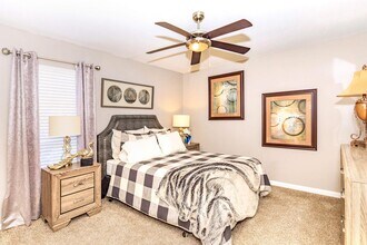 6 Eleven Lamar Apartments in Arlington, TX - Foto de edificio - Building Photo