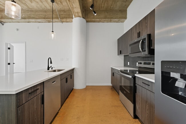 Teweles Seed Tower Apartments in Milwaukee, WI - Foto de edificio - Building Photo