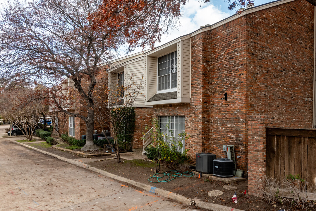 Bent Creek North in Dallas, TX - Building Photo