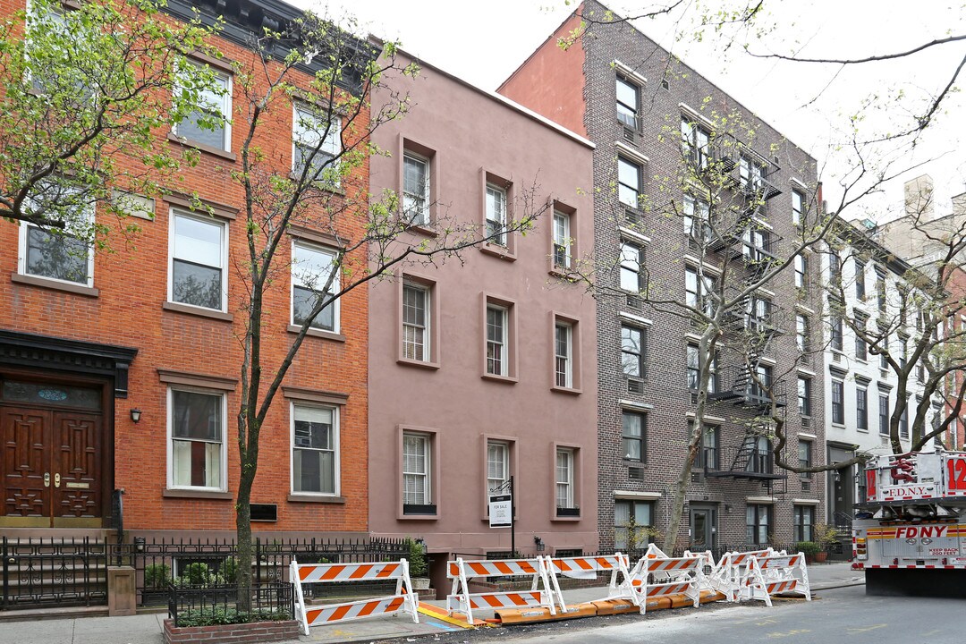 326 W 19th St in New York, NY - Building Photo