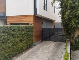 855 N Cherokee Ave in Los Angeles, CA - Building Photo