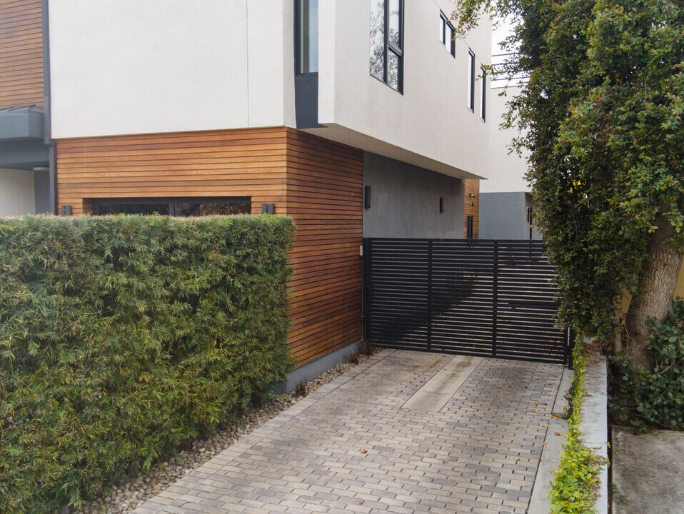 855 N Cherokee Ave in Los Angeles, CA - Building Photo