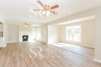 560 Holly St NW in Atlanta, GA - Building Photo - Building Photo