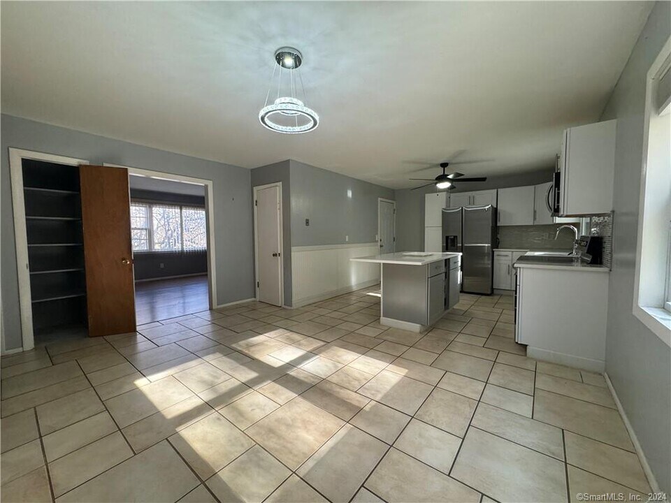18 High Top Cir in Hamden, CT - Building Photo