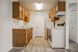 Ashton Lake Apartments in East Lansing, MI - Building Photo - Building Photo