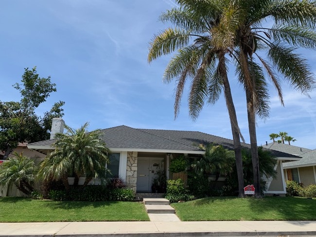 18541 Demion Ln, Unit C in Huntington Beach, CA - Building Photo - Building Photo