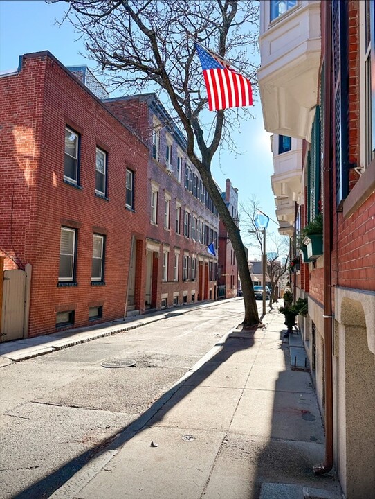 15 Cedar St in Boston, MA - Building Photo