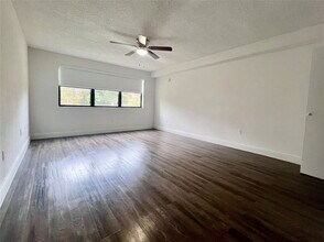 19455 NE 10th Ave in Miami, FL - Building Photo - Building Photo