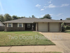 904 E Hills Dr in Moore, OK - Building Photo - Building Photo