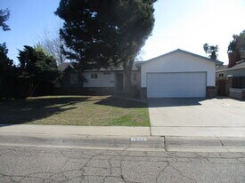 1642 S West St in Visalia, CA - Building Photo