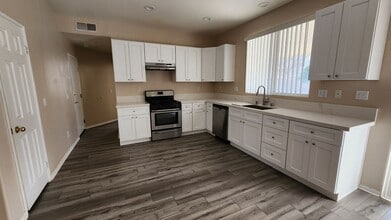 7072 Newport Ave in Fontana, CA - Foto de edificio - Building Photo