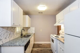 641 Powder Springs St in Smyrna, GA - Building Photo - Building Photo