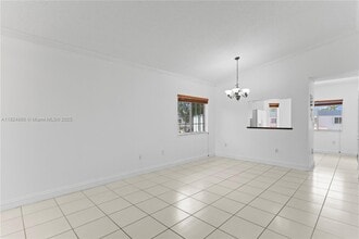6445 SW 130th Pl in Miami, FL - Foto de edificio - Building Photo