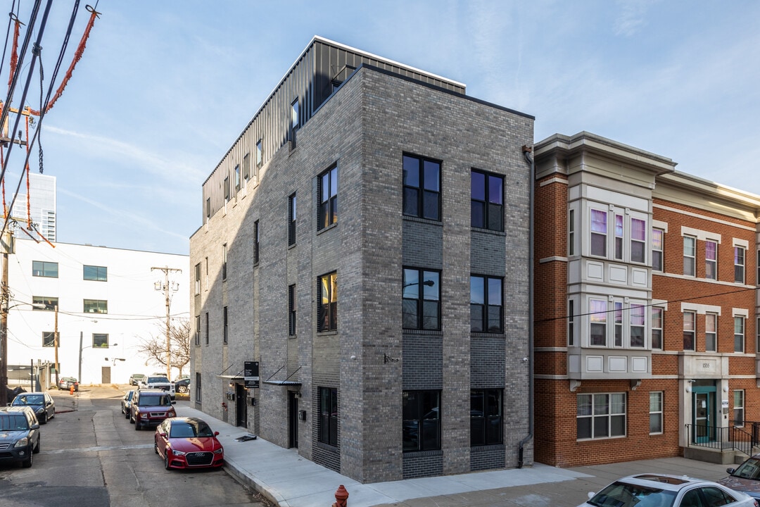 1343 Fitzwater Street in Philadelphia, PA - Foto de edificio