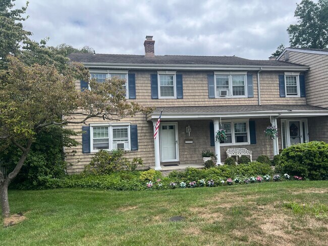 141 Flora Blvd in Fairfield, CT - Building Photo - Building Photo