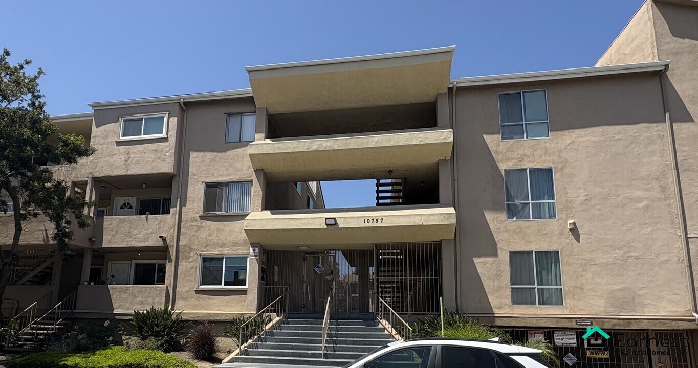 10757 Hortense St in Los Angeles, CA - Building Photo