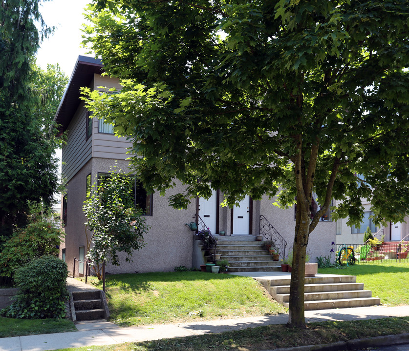 2268-2270 W 3rd Ave in Vancouver, BC - Building Photo