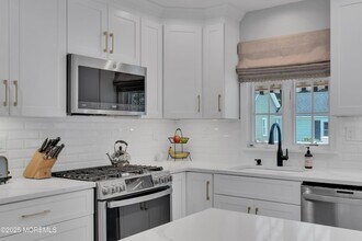 57 W River Rd in Rumson, NJ - Building Photo - Building Photo