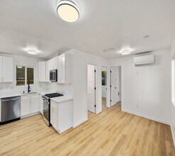 5945 Fauntleroy Way SW, Unit A in Seattle, WA - Building Photo - Building Photo