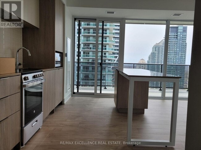 70 Annie Craig Dr in Toronto, ON - Building Photo - Building Photo