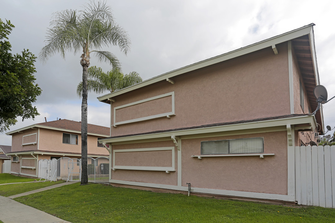 12404-12416 Breezewood Dr in Whittier, CA - Building Photo