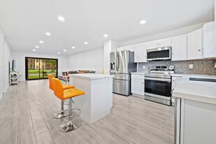 275 Gate Rd in Hollywood, FL - Building Photo