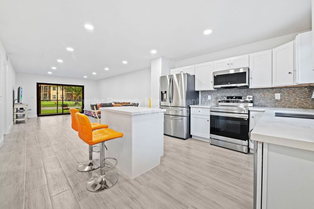 275 Gate Rd in Hollywood, FL - Building Photo