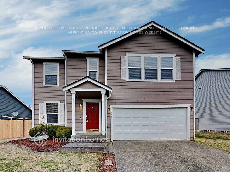 13009 171st St E in Puyallup, WA - Foto de edificio