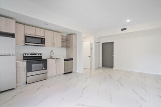 420 SW 7th St, Unit 301 in Miami, FL - Building Photo - Building Photo