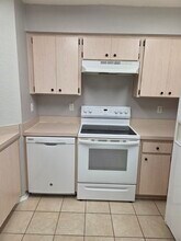 682 Green Valley Rd in Palm Harbor, FL - Foto de edificio - Building Photo