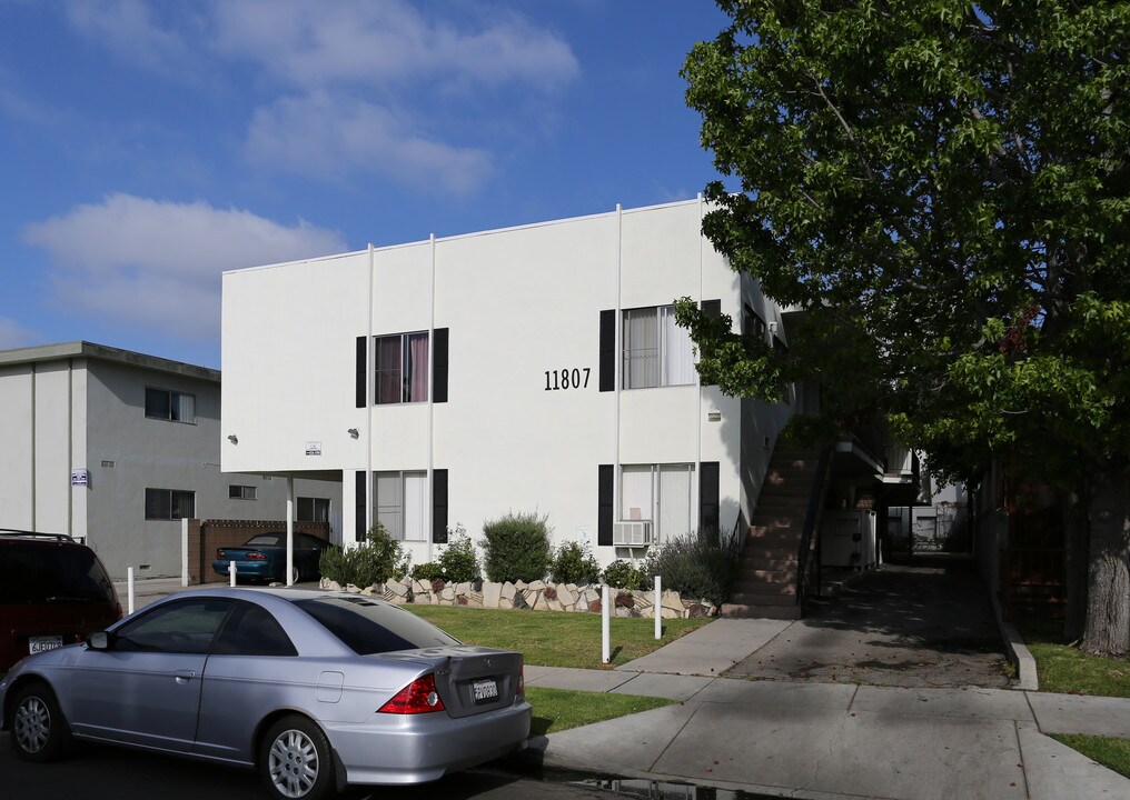 11807 Courtleigh Dr in Los Angeles, CA - Building Photo