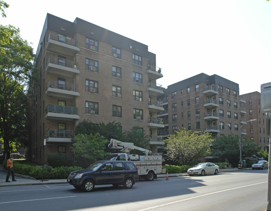 Bradford House in White Plains, NY - Building Photo