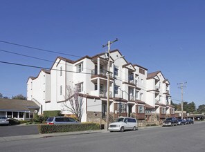396 1st St in Los Altos, CA - Foto de edificio - Building Photo