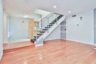 18411 Hatteras St in Los Angeles, CA - Building Photo - Building Photo
