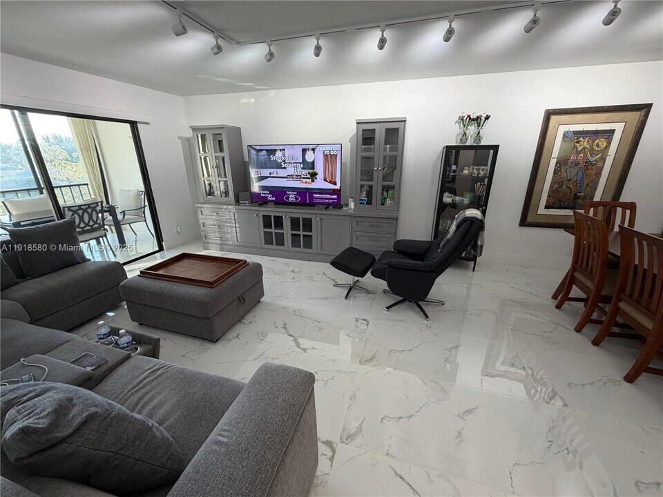 7290 Kinghurst Dr in Delray Beach, FL - Building Photo