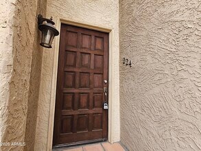 10301 N 70th St in Paradise Valley, AZ - Foto de edificio - Building Photo