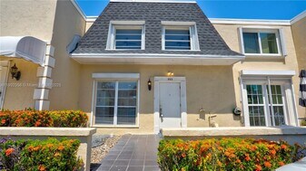 933 NE 24th Ave, Unit TOWNHOUSE in Hallandale Beach, FL - Building Photo