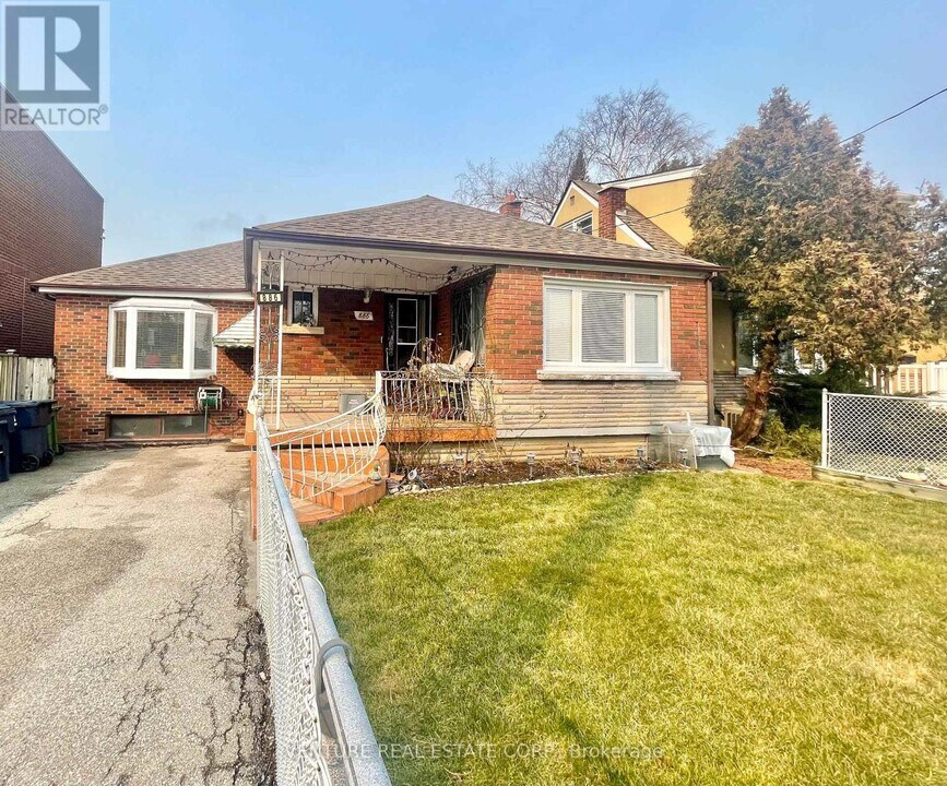 886 Danforth Ave in Toronto, ON - Building Photo