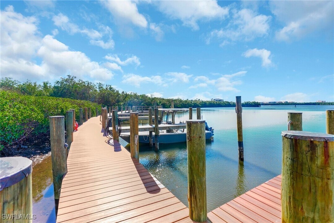4835 Bonita Beach Rd SW in Bonita Springs, FL - Foto de edificio