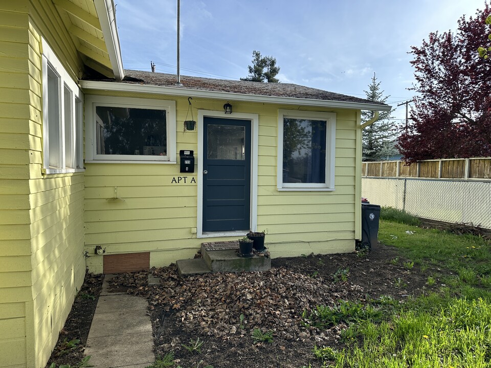 715 W Jackson St, Unit Apt A in Medford, OR - Foto de edificio