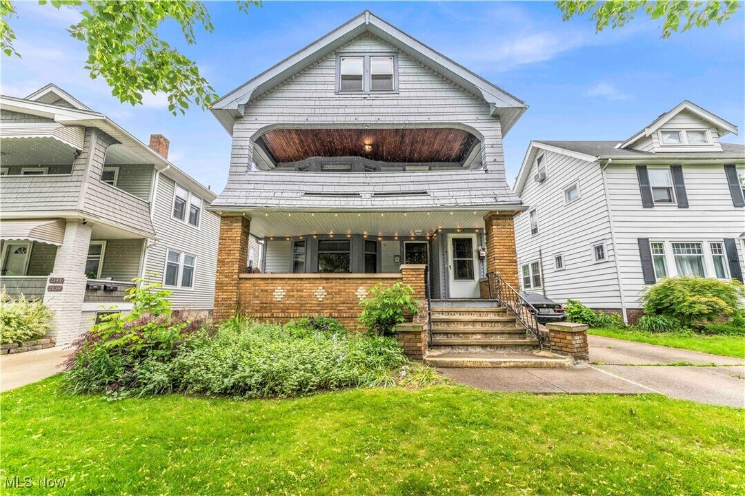 2145 Waterbury Rd in Lakewood, OH - Building Photo